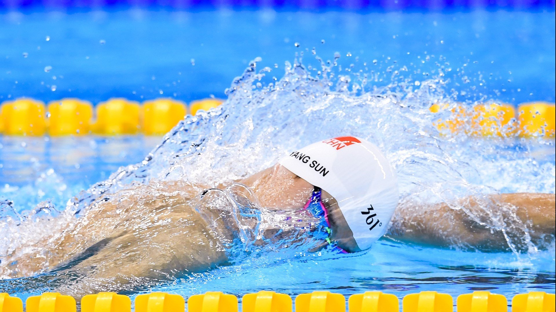 中国男篮年轻球员崭露头角,中国年轻男篮球运动员